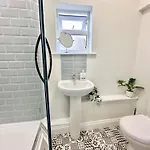 Blossoms Reach - 2 Minutes From Station And Centre Apartment