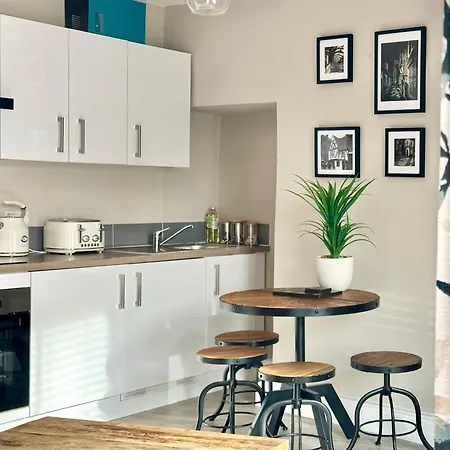 Blossoms Reach - 2 Minutes From Station And Centre Apartment *