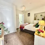 Blossoms Reach - 2 Minutes From Station And Centre Apartment